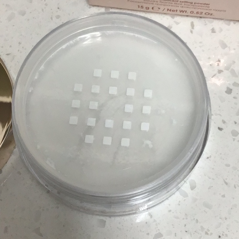 5/$25 Ciaté London Extraordinary Setting Powder in Translucent - Picture 4 of 4